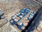 Uložené archeologické nálezy na vrcholu kopce.