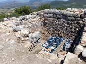 Uložené archeologické nálezy na vrcholu kopce.