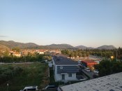 Pohled na město z terasy pokoje v hotelu u mezinárodního letiště Dalaman.
