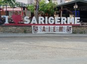 V centru vesnice Sarigerme.