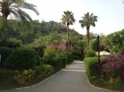 Cesta na pláž skrze park na pobřeží Sarigerme.