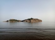 Ostrav nedaleko pláže v Sarigerme.