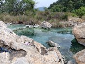 Přírodní, sirný, horký a slaný pramen u cesty od přívozu v Dalyanu směrem na 
Sultaniye Camping asi 1,65 kilometrů od přívozu.