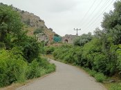 Cesta k troskám antického města Kaunos od řeky na okraji Dalyanu.