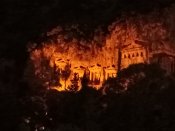 Antické skalní hrobky na okraji Dalyanu za řekou. Nasvíceno v noci.