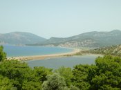 Pohled na pláž İztuzu ze svahu kopce. Pláže je vlastně přírodní hrází mezi mořem a slanisky za ní.