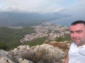 Pohled na město Kemer z vrcholu kopce nedaleko města.