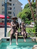 Postavy v rámci fontány v centru Marmarisu.