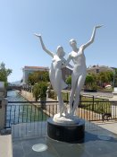 V Marmarisu je více mís s různými sochami.