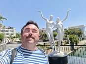 V Marmarisu je více mís s různými sochami.