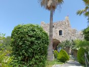 Pohled na vstup do archeologického muzea v Marmarisu.