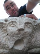 Na pobřeží u města Phaselis jsem na pláží nalez trosky sarkofágů s motivy zvířat.