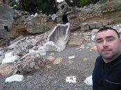 Antický hřbitov na pobřeží, jenž je postupně odplavován mořem. Nachází se u vstupu do antického města Phaselis.